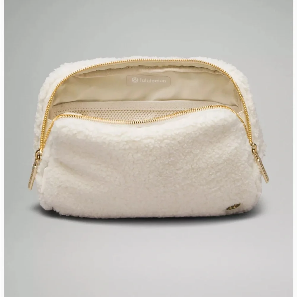 NWT Lululemon Everywhere Belt Bag 2L Fleece White Opal/Gold New - Picture 6 of 6